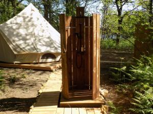 Fotografia z galérie ubytovania Tente luxe jacuzzi au bord des étangs v destinácii Le Vigeant + 4 fotografie