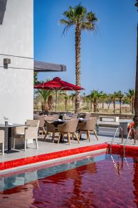 レティムノ・タウンにあるKriti Beach Hotelのヤシの木があるプール