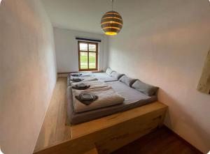 un letto grande in una stanza con una finestra di Grosszügige Wohnung im Hause des Jungbauern a Penkun