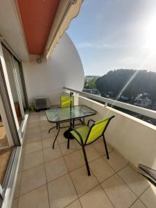 un balcon avec une table et des chaises et une vue dans l'établissement Joli studio avec piscine à 200m de la plage parking privé, à La Grande Motte 9 autres photos