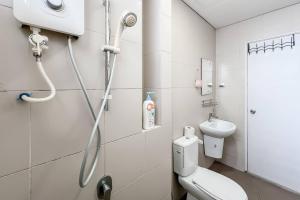 une salle de bain avec douche et toilettes dans l'établissement 7 Pax 2 Bedroom iCity Shah Alam, à Shah Alam 23 autres photos