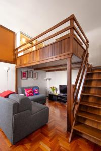 ein Wohnzimmer mit Hochbett und Couch in der Unterkunft GuestHost trilo x5 - 7 stops from Duomo in Mailand