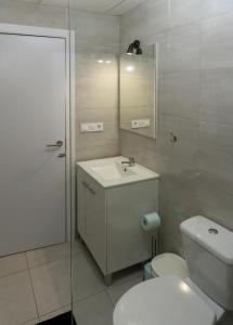 Bilik mandi di Apartament ROSE With Rooftop Pool - 5D Spain