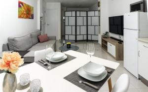 Televisyen dan/atau pusat hiburan di Apartament ROSE With Rooftop Pool - 5D Spain