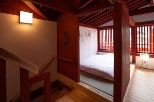 藤泽湯と灯りに包まれる別世界 江の島神社まで30秒 一組限定の貸切宿的一间有床和窗户的小房间