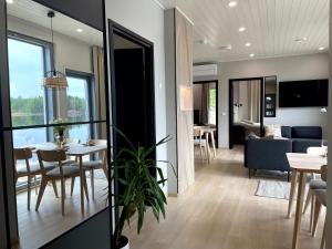 Una sala de estar y un comedor con mesa y sillas. en Villa Längelmä, en Eräslahti 37 fotos más