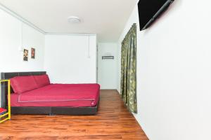 Μια τηλεόραση ή/και κέντρο ψυχαγωγίας στο Hotel O Asiacamp Chalet Tanjung Karang