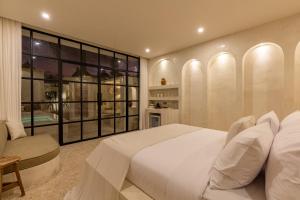 Ein Bett oder Betten in einem Zimmer der Unterkunft Luxe & Unique honeymoon Bocami Suites- 2 by OriVista