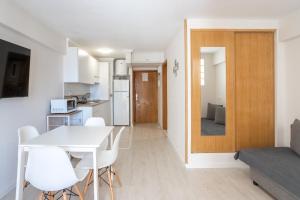 Kuchyň nebo kuchyňský kout v ubytování Apartamento Frente al Mar Con Parking + 6 fotografií