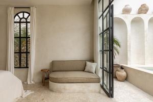 Ein Sitzbereich in der Unterkunft Luxe & Unique honeymoon Bocami Suites- 2 by OriVista