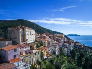 a group of buildings on a hill next to the ocean at Il Giardino degli aranci in Pisciotta