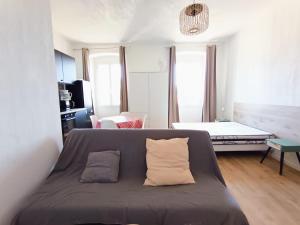 a bedroom with a bed with two pillows on it at Magnifique Grand 30m2 refait à neuf en 2025 lumineux 4 couchages hyper centre Corte 13 cours paoli wifi tv lave linge in Corte