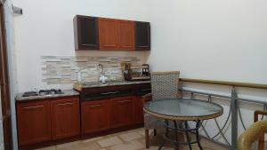 Kuchyň nebo kuchyňský kout v ubytování Mon Ami Loft Apartment + 7 fotografií