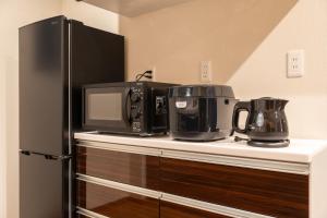 una cocina con microondas y nevera en MONOMINA Vacation Villa, en Yufu