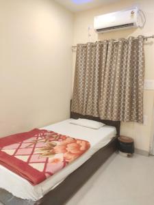 a small room with a bed with a curtain at Krishna Bhavan And Events in Nāgaur +9 photos