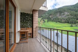 a balcony with a view of a mountain at Barthe Holidays I Acogedor apartamento en Arinsal 6PAX a pie de pistas I Balcón con vistas y parking I Madness in Arinsal