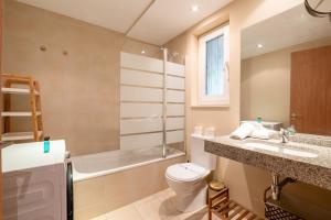 a bathroom with a toilet and a sink and a tub at Barthe Holidays I Acogedor apartamento en Arinsal 6PAX a pie de pistas I Balcón con vistas y parking I Madness in Arinsal +15 photos