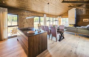 Una cocina y un comedor con mesa y sillas. en 4 Bedroom Stunning Home In Eggedal, en Eggedal