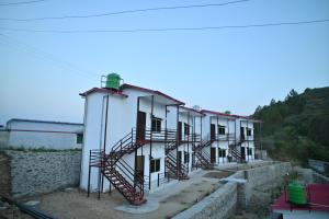 eine Reihe von Gebäuden mit Treppen darauf in der Unterkunft Tathastu Resorts in Tehri-Garhwāl