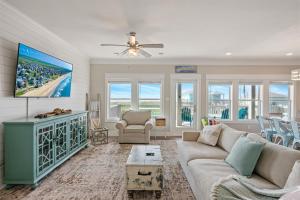 Una sala de estar con un sofá y un televisor. en B3 Sand Ranch home, en Crystal Beach