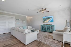 Una sala de estar con dos sofás y un ventilador de techo. en B3 Sand Ranch home, en Crystal Beach