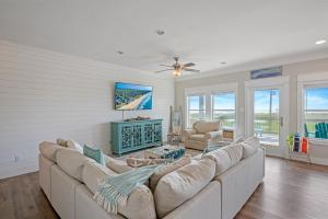 una sala de estar con un sofá y una mesa en B3 Sand Ranch home, en Crystal Beach 58 fotos más