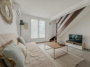 ル・バルカレスにあるMaison vacances proche de la merのソファとテレビのあるリビングルーム