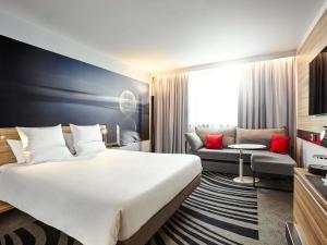 Postel nebo postele na pokoji v ubytování Novotel Narbonne Sud A9/A61