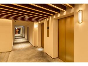 福岡市にあるThe OneFive Terrace Fukuoka - Vacation STAY 33419vの廊下付事務所の廊下