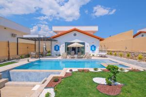 a swimming pool in the yard of a house at ADER DOĞA Villaları 6 in Zikirciler