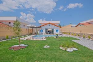a yard with a swimming pool and a building at ADER DOĞA Villaları 6 in Zikirciler
