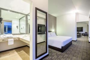 una camera d'albergo con un letto e un bagno di NH Collection Quito Royal a Quito