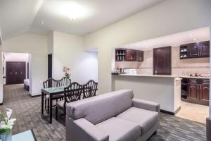 un soggiorno con divano e cucina di NH Collection Quito Royal a Quito