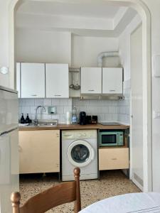 a kitchen with a washing machine and a sink at Casa Vintage in Alassio
