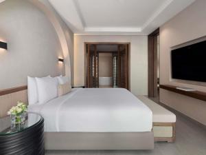 Postel nebo postele na pokoji v ubytování Rixos The Palm Hotel & Suites - Ultra All Inclusive