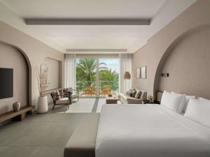 Postel nebo postele na pokoji v ubytování Rixos The Palm Hotel & Suites - Ultra All Inclusive