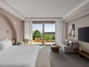 Postel nebo postele na pokoji v ubytování Rixos The Palm Hotel & Suites - Ultra All Inclusive