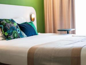 カイエンヌにあるIbis Styles Cayenne Centre Amazoniaのベッドルーム(枕、テーブル付)