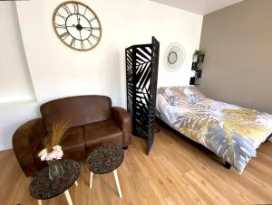 Ένα ή περισσότερα κρεβάτια σε δωμάτιο στο Brown Cosy Loft Centre
