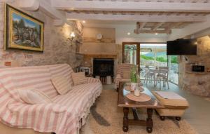 un salon avec un canapé et une table dans l'établissement Villa Kameni Cvijet - Makarska by Villas Guide, à Podbablje