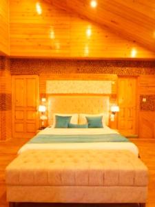 Postel nebo postele na pokoji v ubytování Alexandra - a lush boutique stay + 5 fotografií