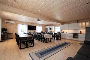 een keuken en eetkamer met een tafel en stoelen bij Villa Ruuska 