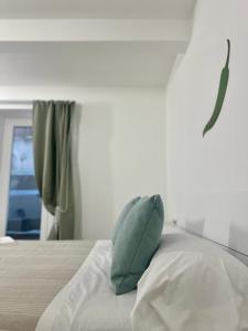 トロペアにあるChez-Nous Apartments by Bonsaiの緑の枕