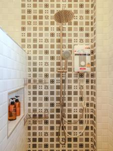 una ducha en un baño con una pared de azulejos en Honey Moon House - Nature & Serenity - Near Aum Yoga - 4K SmartTV, en Ko Pha Ngan 21 fotos más