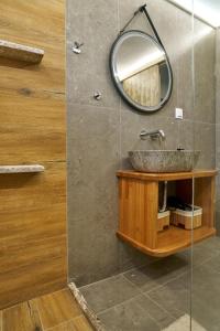 Bilik mandi di Estia House