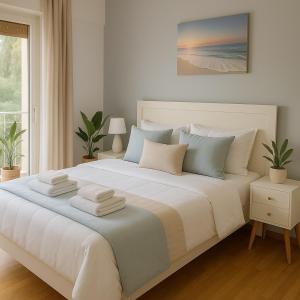 um quarto com uma cama grande com toalhas em Lovingly apartment Galatsi 1 em Atenas