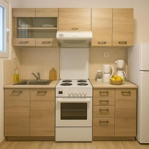 uma cozinha com um fogão branco forno superior ao lado de um frigorífico em Lovingly apartment Galatsi 1 em Atenas