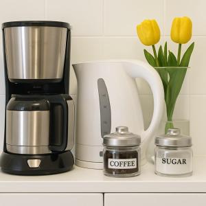 uma cafeteira e uma cafeteira no balcão em Lovingly apartment Galatsi 1 em Atenas