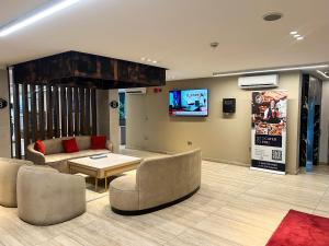 TV a/nebo společenská místnost v ubytování Orbit Apartments