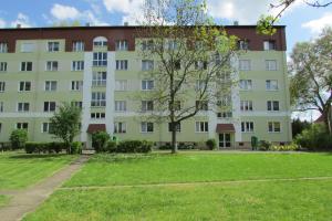 an apartment building with a park in front of it at Ferienwohnung Schütze in Dresden